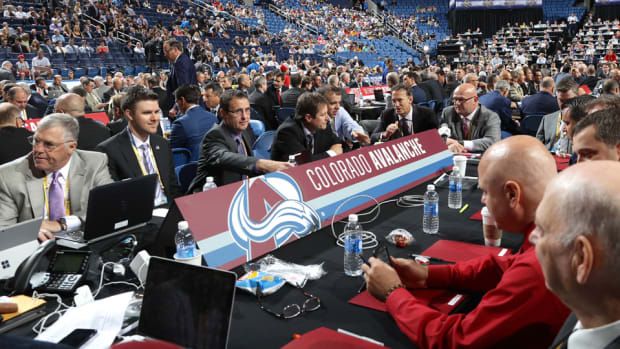 nhl-draft-executives-phones.jpg